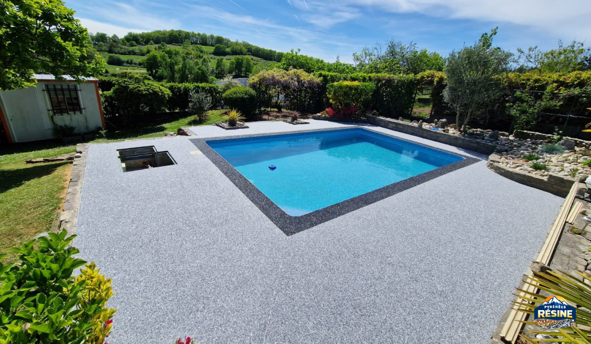 resine-moquette-pierre-piscine-louit