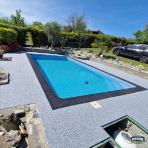 resine-moquette-pierre-tour-piscine-louit-2