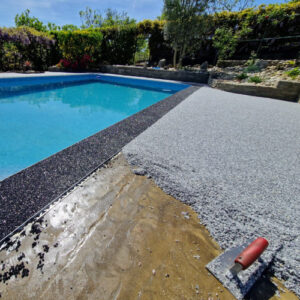 resine-moquette-pierre-tour-piscine-louit-5