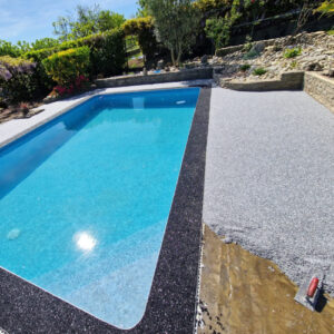 resine-moquette-pierre-tour-piscine-louit-6